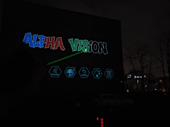 Laser Graffiti Alpha Vision – projekcja logotypu nocą
